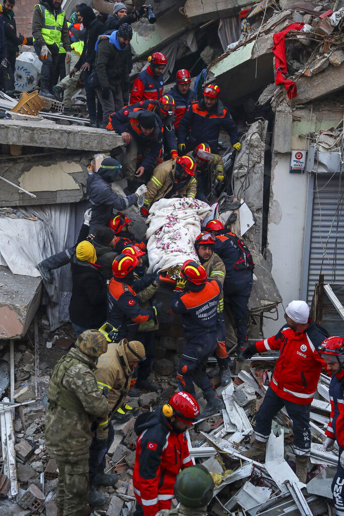 Τουρκία: Άνδρας βγήκε ζωντανός πέντε ημέρες μετά τον σεισμό