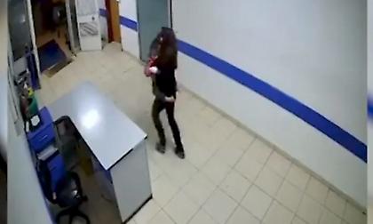 Συγκλονιστικό βίντεο: Νοσοκόμα έτρεξε να μαζέψει ανήλικους ασθενείς όταν χτύπησε ο σεισμός