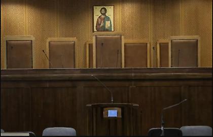 Ενώπιον του εισαγγελέα Ηρακλείου τέσσερα άτομα που λήστεψαν με μπαλτά έναν 35χρονο