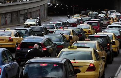 Κυκλοφοριακό χάος στη λεωφόρο Αθηνών- Έσπασε αγωγός της ΕΥΔΑΠ