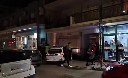 Νεαρός σε αμόκ στο κέντρο της Λάρισας – Πετούσε καρέκλες και γλάστρες στον δρόμο