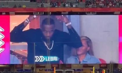 Ο Λεμπρόν αποδοκιμάστηκε στο Super Bowl και απάντησε... φορώντας στέμμα