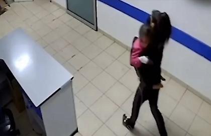 Συγκινητικό βίντεο: Νοσοκόμα σώζει παιδί κατά τη διάρκεια του σεισμού στην Τουρκία