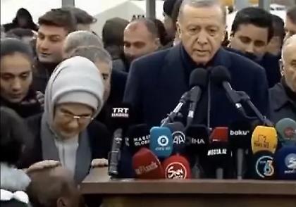 Βίντεο: Η Εμινέ Ερντογάν χαϊδεύει στο κεφάλι ενήλικα με νανισμό γιατί νόμιζε ότι ήταν παιδάκι