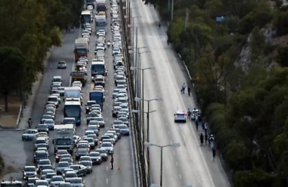 Κυκλοφοριακή συμφόρηση στη λεωφόρο Αθηνών λόγω σπασμένου αγωγού της ΕΥΔΑΠ κοντά στο Δαφνί