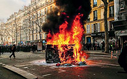 Γαλλία: Νέες υποχωρήσεις Μακρόν