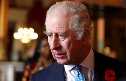 Ο βασιλιάς Κάρολος επισκέφθηκε τζαμί φορώντας τρύπια κάλτσα