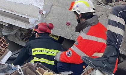 Διασώστης ΕΜΑΚ: «Μας τράβαγαν από το χέρι να σώσουμε τους συγγενείς τους»