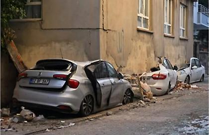 Σεισμός στην Τουρκία: Σπίτι σηκώθηκε στον αέρα και προσγειώθηκε σε αυτοκίνητα-Δείτε φωτογραφία