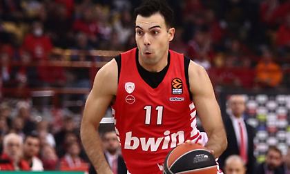 Μέρος της προπόνησης ο Σλούκας στον Ολυμπιακό