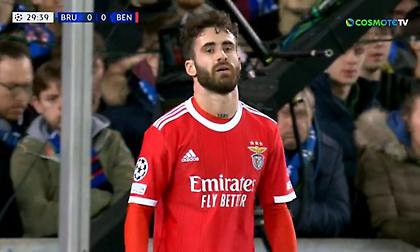 Πετάχτηκε στην πλάτη της άμυνας αλλά σημάδεψε το δοκάρι ο Ράφα Σίλβα