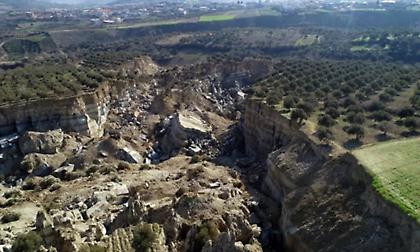 Τουρκία: Ο σεισμός «έσκαψε τάφρο» βάθους πέντε μέτρων κοντά στο επίκεντρο