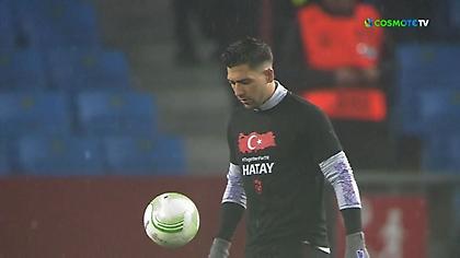 Η προθέρμανση του Μπακασέτα με τη σημαία της Τουρκίας στη φανέλα