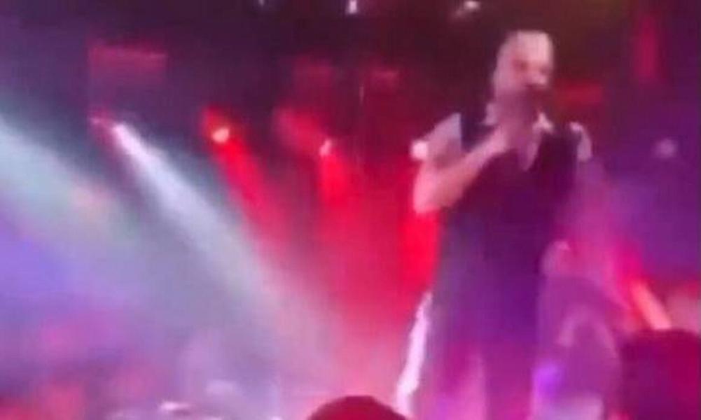 Η στιγμή που ο Χρήστος Δάντης πέφτει από τη σκηνή