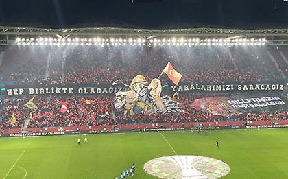 Συγκλονιστικό κορεό στην Τράμπζονσπορ με διασώστη να σώζει βρέφος από τα συντρίμμια!