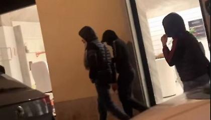 Επίθεση από κουκουλοφόρους στον γιο του Πίρλο: «Κλωτσούσαν και πέταγαν πέτρες στο αυτοκίνητο»