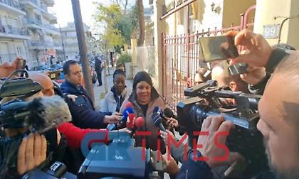 «Την άφησαν να πεθάνει γιατί ήταν μαύρη» καταγγέλλει η μητέρα του νεκρού κοριτσιού στη Θεσσαλονίκη