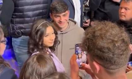 Η στιγμή που ο Πέδρι βάζει στην τσέπη… ραβασάκι από θαυμάστρια!