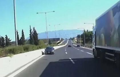 Αχαΐα: Γιαγιά 91 ετών οδηγούσε ανάποδα στην εθνική οδό, προκάλεσε τροχαίο και το έσκασε