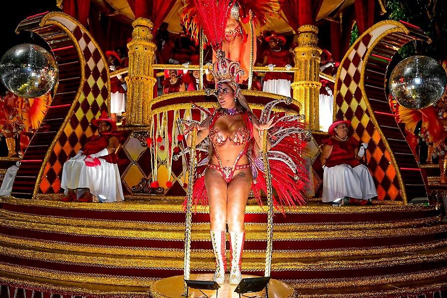 Tα... πέταξε στο καρναβάλι του Ρίο η αδερφή του Νεϊμάρ