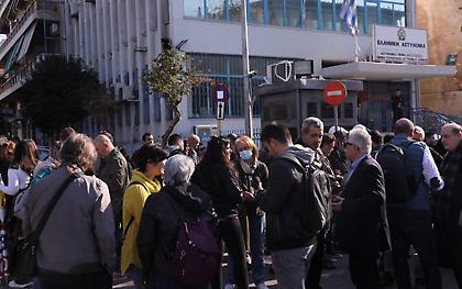 Επεισόδια με τραυματία έξω από το υπουργείο Εργασίας – Τι ζητούν οι εργαζόμενοι στον επισιτισμό