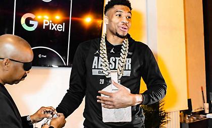 Ο θρυλικός Slick Rick... στόλισε με χρυσαφικά τον Αντετοκούνμπο