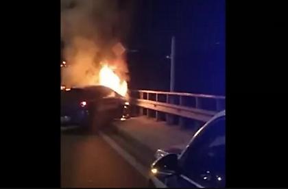 Αστυνομικοί απεγκλώβισαν λιπόθυμο οδηγό από όχημα τυλιγμένο στις φλόγες στην Πέτρου Ράλλη!