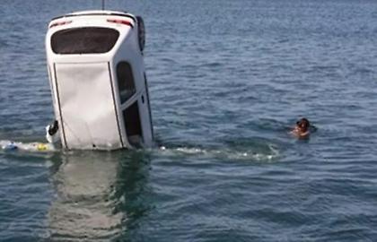 Πανικός στη Χαλκίδα: Ξέχασε να βάλει χειρόφρενο και το αμάξι του «έφυγε» στη θάλασσα!