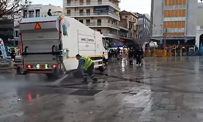 Πάτρα: Συνεργεία καθαρίζουν την πλατεία Αγίου Γεωργίου μετά το χθεσινοβραδινό ξεφάντωμα