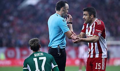 Ο Μπένετ έφερε δύο διαιτητές που δεν άφησαν τον Ολυμπιακό να κερδίσει τα δύο ντέρμπι