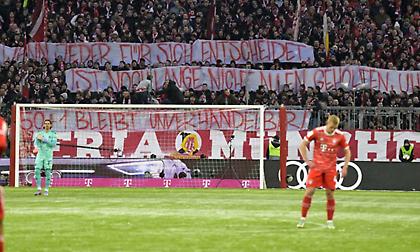 Πανό οπαδών της Μπάγερν Μονάχου κατά του Ούλι Χένες :«Το 50+1 είναι αδιαπραγμάτευτο»