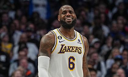 Λεμπρόν σε ρόλο... προπονητή: Ζήτησε πινακάκι και σχεδίασε επίθεση στο παιχνίδι με τους Μάβερικς!