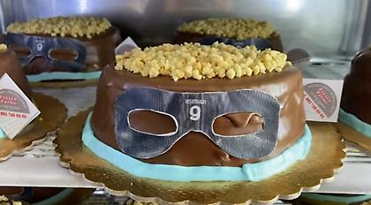 Τρέλα στη Νάπολη: Πουλάνε «τούρτα Οσιμέν» με την προστατευτική μάσκα!