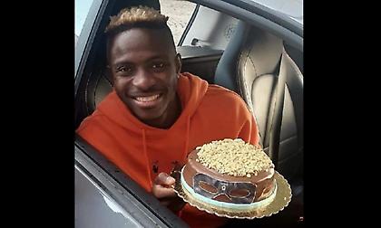 O Οσιμέν παρέλαβε την τούρτα με το… πρόσωπό του!