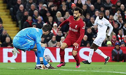 Τρεις οπαδοί της Λίβερπουλ σκαρφάλωσαν στην οροφή του «Άνφιλντ» για τον αγώνα με τη Ρεάλ