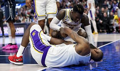 ΝΒΑ: Αγωνία για τον τραυματισμό του Λεμπρόν Τζέιμς στο παιχνίδι με τους Μάβερικς