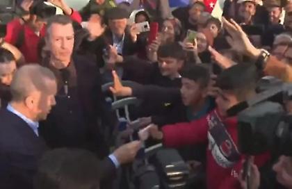 Ντροπιαστικό βίντεο με τον Ερντογάν να μοιράζει χρήματα σαν ελεημοσύνη στα σεισμόπληκτα παιδιά