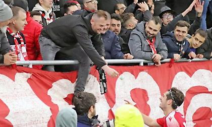 Οπαδός… έσκασε κατοστάρικο σε παίκτη που έβαλε γκολ!