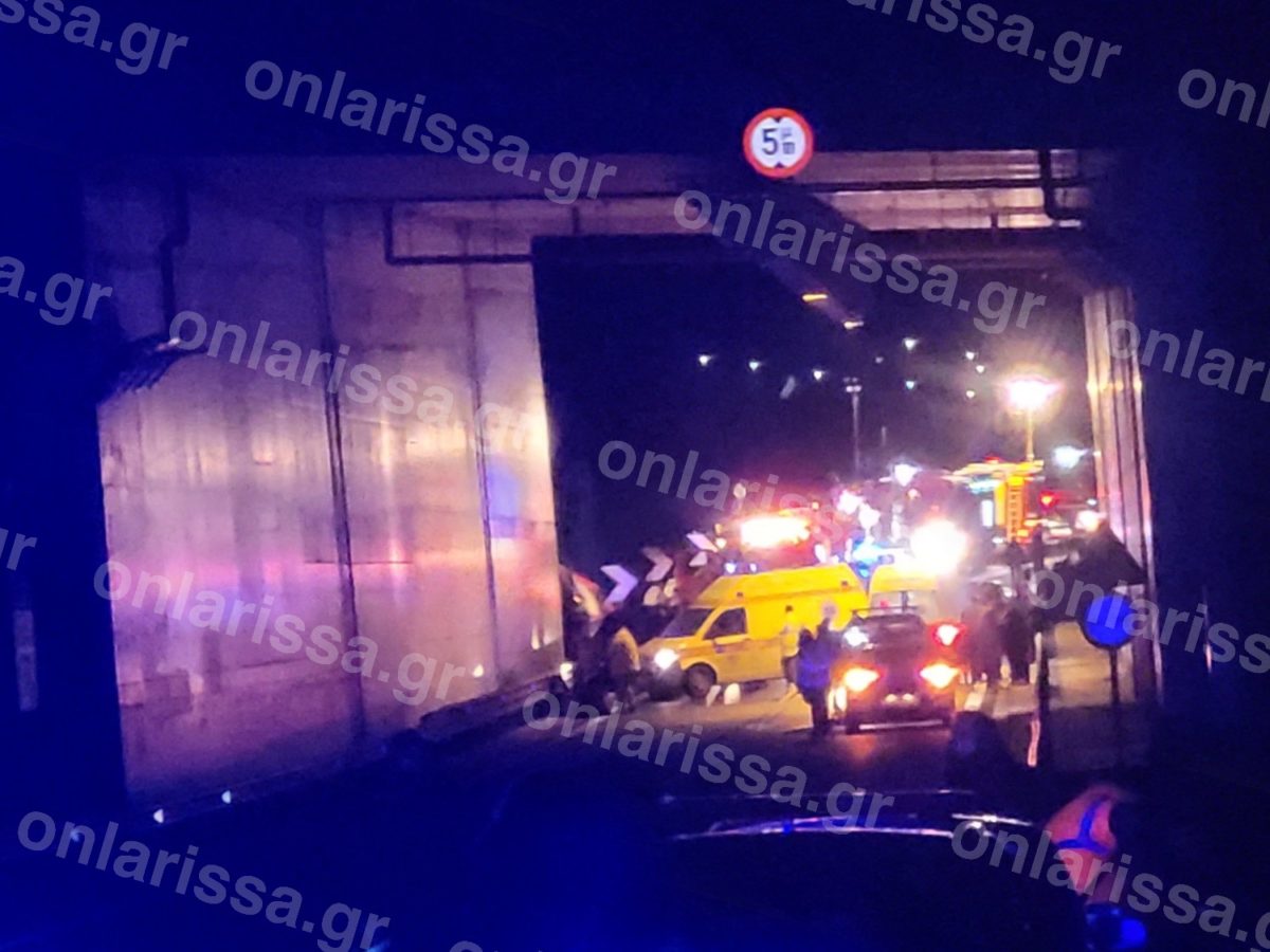 Σύγκρουση τρένων στα Τέμπη: 30 ασθενοφόρα στο σημείο