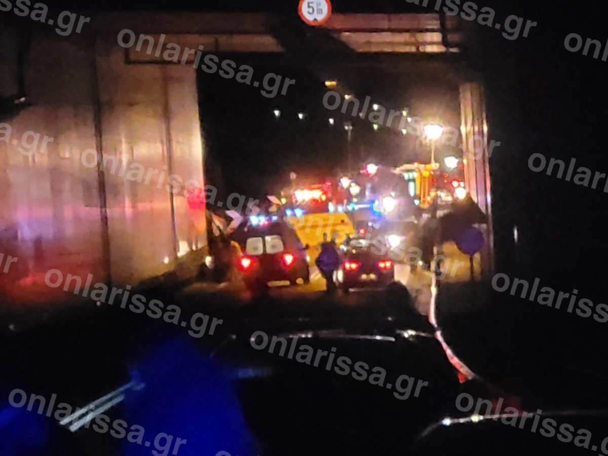 Σύγκρουση τρένων στα Τέμπη: 30 ασθενοφόρα στο σημείο