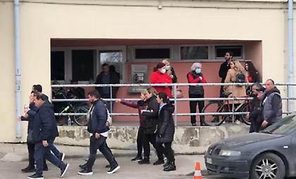 Βαρύ κλίμα στο Γενικό Νοσοκομείο Λάρισας από συγγενείς των θυμάτων - Τεράστιες ουρές για αιμοδοσία