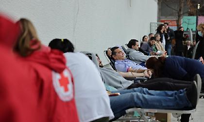 O Αλέξης Τσίπρας έδωσε αίμα για τους τραυματίες των Τεμπών