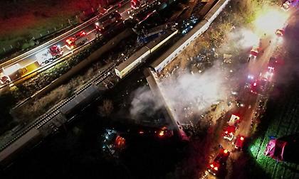 Σύγκρουση τρένων στα Τέμπη: 32 νεκροί και 85 τραυματίες - Ψάχνουν εγκλωβισμένους στα βαγόνια!