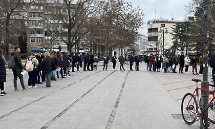 Λάρισα: Μεγάλη η συμμετοχή του κόσμου για προσφορά αίματος στους τραυματίες της τραγωδίας στα Τέμπη