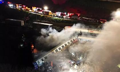 Σοκαριστικές μαρτυρίες από τα Τέμπη: «Μετακινούν ανθρώπινα μέλη μέσα σε μαύρες σακούλες»