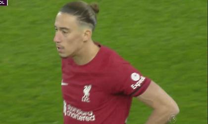 Με μαύρο περιβραχιόνιο λόγω της τραγωδίας στα Τέμπη ο Τσιμίκας