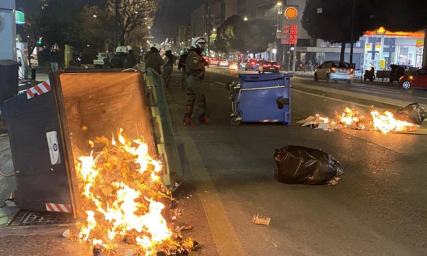 Τραγωδία Τέμπη: Επεισόδια έξω από τα γραφεία Hellenic Train