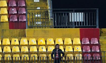 Ιταλός οπαδός ταξίδεψε 800 χιλιόμετρα για να δει την ομάδα του και έκανε κερκίδα μόνος του!