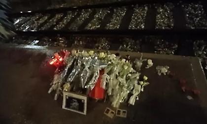 Τραγωδία στα Τέμπη: Με λουλούδια και κεριά θρήνησαν τα θύματα του δυστυχήματος στον Βόλο