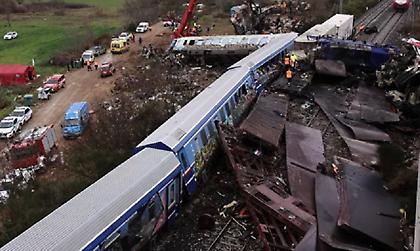 «Φρικτά παράξενη η ατμόσφαιρα στην πενθούσα Ελλάδα»: Τα βρετανικά ΜΜΕ για την τραγωδία στα Τέμπη